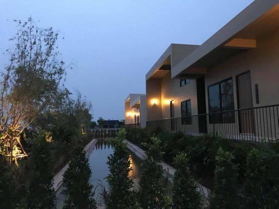 The Residence Thepkanjana Ban Khlong Krathum Baen Luaran gambar
