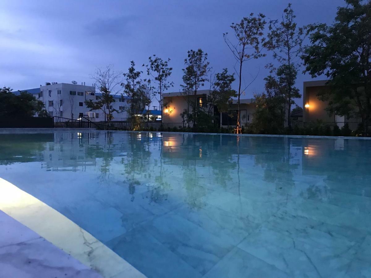 The Residence Thepkanjana Ban Khlong Krathum Baen Luaran gambar